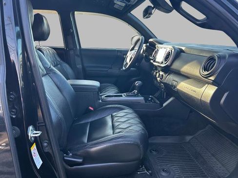 Used 2020 Toyota Tacoma TRD Off-Road image 18