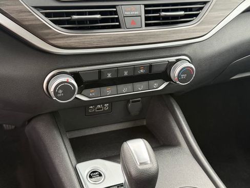 Used 2025 Nissan Altima 2.5 SV FWD image 17