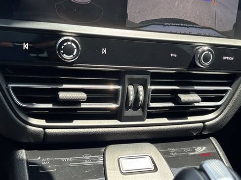 Used 2022 Porsche Macan AWD/4WD image 38