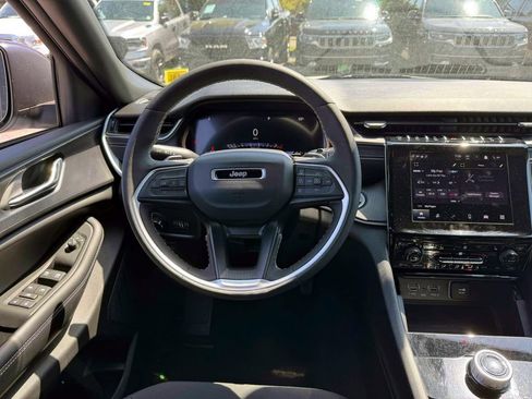 Used 2025 Jeep Grand Cherokee Laredo X w/ Luxury Tech Group I AWD/4WD image 16