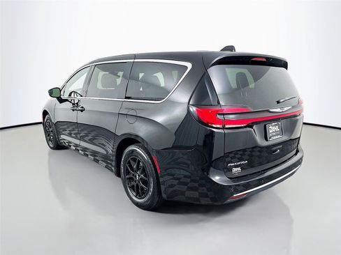 Used 2025 Chrysler Pacifica Select FWD image 10