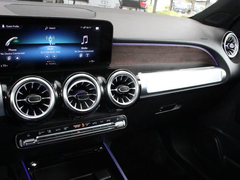 Used 2022 Mercedes-Benz GLB 250 4MATIC image 25