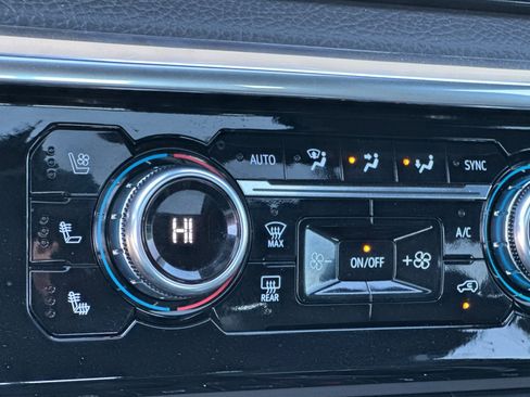 Used 2024 GMC Sierra 3500 Denali w/ Denali Reserve Package image 28