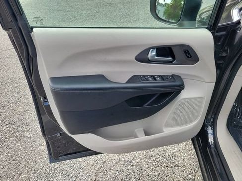 Used 2023 Chrysler Pacifica Touring-L FWD image 14
