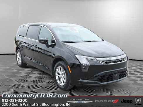 New 2027 Chrysler Pacifica Select AWD/4WD image 1
