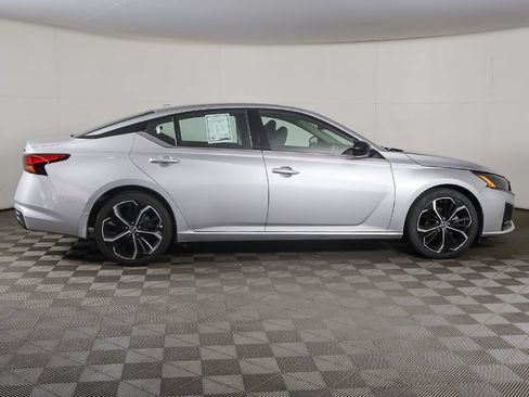 Used 2024 Nissan Altima 2.5 SR FWD image 15