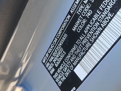 Used 2025 Volvo XC40 B5 Ultra w/ Climate Package image 7