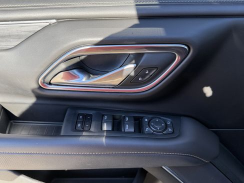 Used 2022 GMC Yukon XL SLT w/ SLT Luxury Package image 15