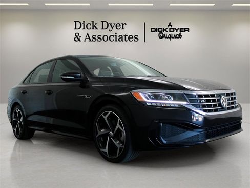Used 2021 Volkswagen Passat 2.0T R-Line image 1