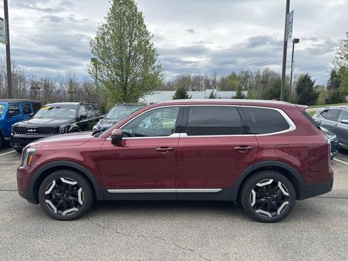 Used 2023 Kia Telluride EX w/ EX Captain's Chair Package image 4