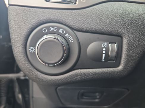 Used 2020 Jeep Cherokee Latitude image 37