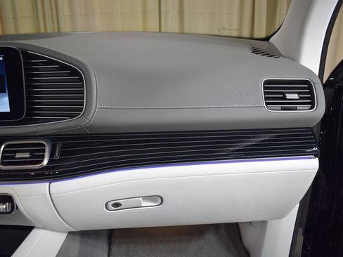 Used 2025 Mercedes-Benz Maybach GLS 600 4MATIC image 28