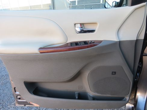 Used 2011 Toyota Sienna XLE image 31