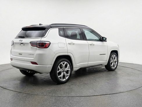 Used 2025 Jeep Compass Latitude AWD/4WD image 9