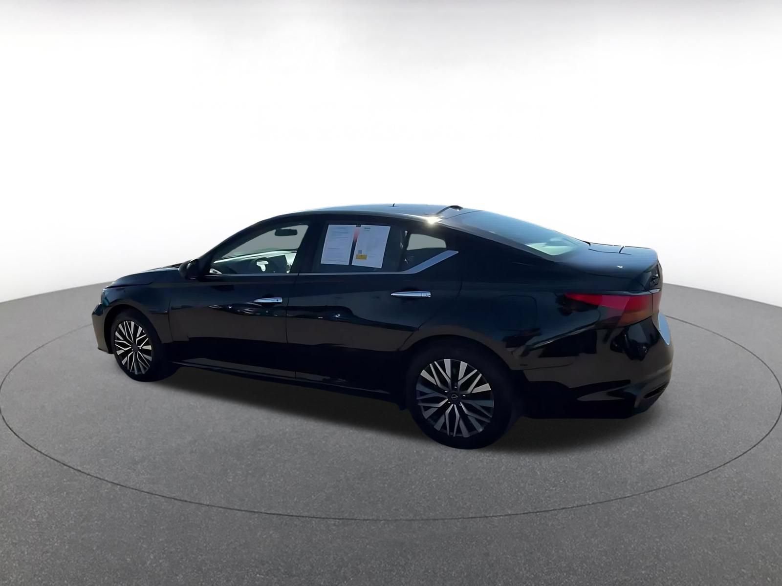 Used 2025 Nissan Altima 2.5 SV FWD image 9