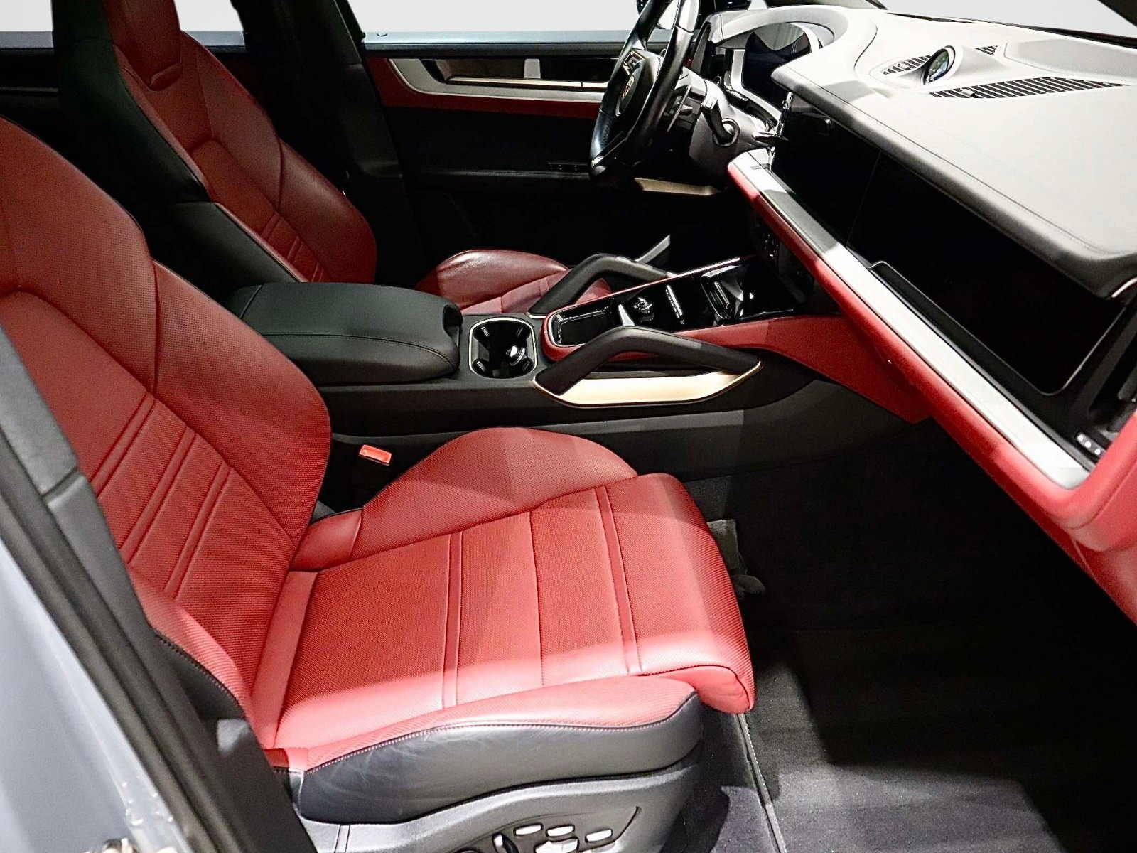 Used 2024 Porsche Cayenne S AWD/4WD image 16