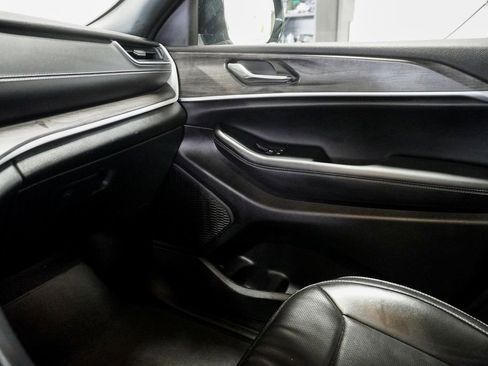 Used 2024 Jeep Grand Cherokee Limited w/ Luxury Tech Group II image 34