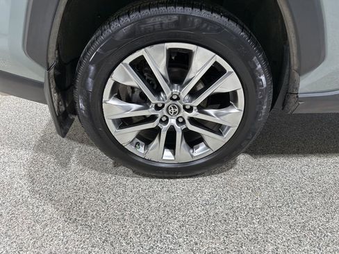Used 2021 Toyota RAV4 XLE Premium image 20