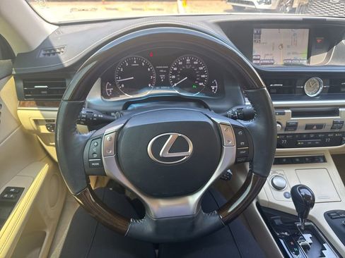 Used 2014 Lexus ES 350 w/ Luxury Package FWD image 16