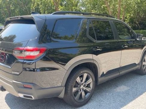 Used 2025 Honda Pilot Sport image 9