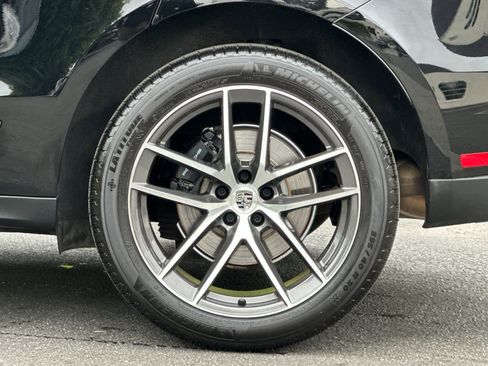 Certified 2025 Porsche Macan AWD/4WD image 30