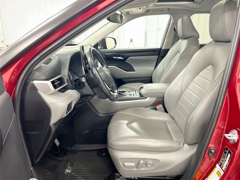 Used 2022 Toyota Highlander XLE image 19