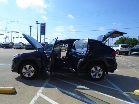 Used 2021 Toyota RAV4 XLE FWD image 25