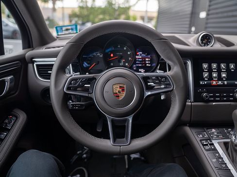 Used 2017 Porsche Macan AWD/4WD image 6