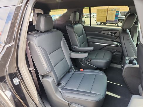 Used 2025 Chevrolet Traverse LT image 41