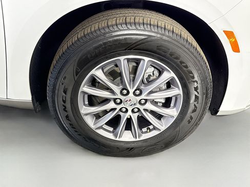 Used 2023 Buick Enclave Essence image 32