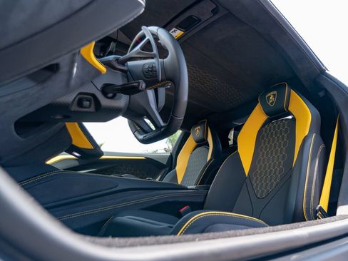 Used 2025 Lamborghini Revuelto AWD/4WD image 18
