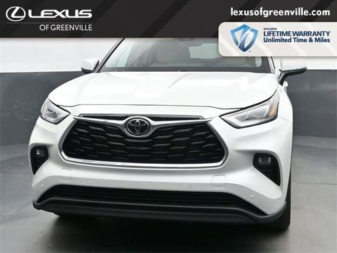 Used 2024 Toyota Highlander Limited image 3