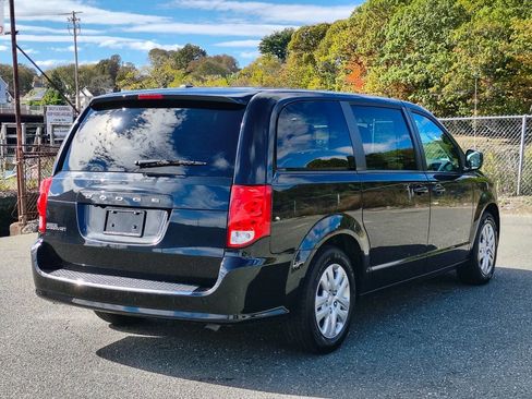 Used 2018 Dodge Grand Caravan SE w/ UConnect Hands-Free Group image 7