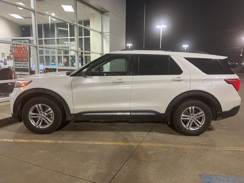 Used 2022 Ford Explorer XLT w/ Equipment Group 202A image 4