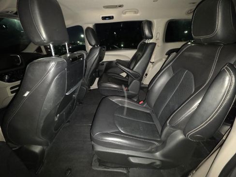 Used 2022 Chrysler Pacifica Touring-L w/ Uconnect Theater Family Group FWD image 13