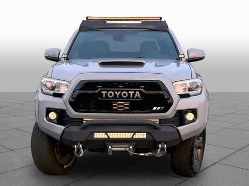 Used 2018 Toyota Tacoma TRD Sport w/ Technology Package AWD/4WD image 4