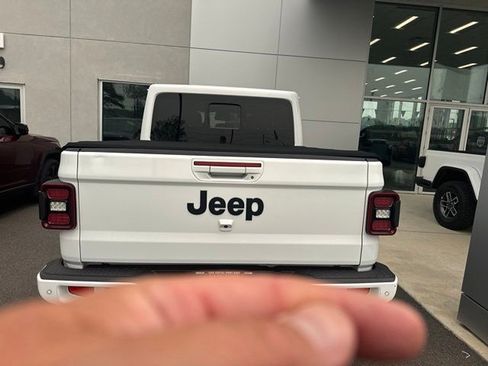 Used 2022 Jeep Gladiator Overland AWD/4WD image 4