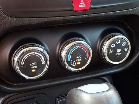 Used 2016 Jeep Renegade Latitude image 14