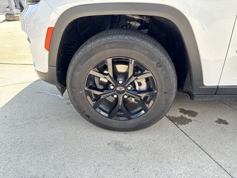 Used 2025 Jeep Grand Cherokee Altitude AWD/4WD image 30