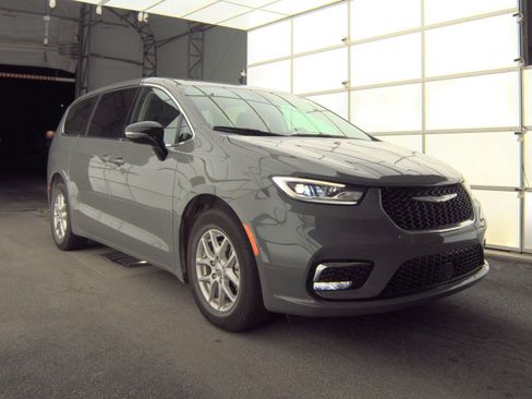 Used 2024 Chrysler Pacifica Touring-L FWD image 2