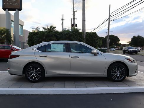 Used 2025 Lexus ES 350 w/ Premium Package image 4