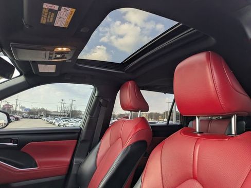 Used 2023 Toyota Highlander XSE image 28