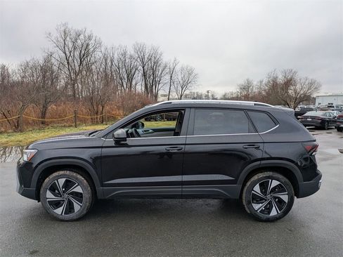 New 2026 Volkswagen Taos SE image 6