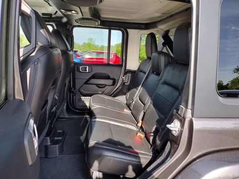 Used 2018 Jeep Wrangler Unlimited Sahara w/ Uconnect 4C Nav & Sound Group AWD/4WD image 12