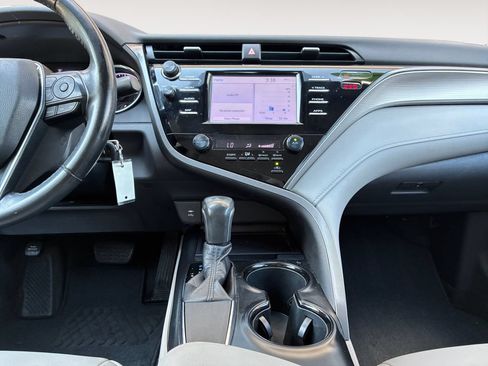Used 2019 Toyota Camry SE FWD image 11