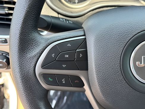 Used 2019 Jeep Cherokee Latitude w/ Popular Appearance Group FWD image 21
