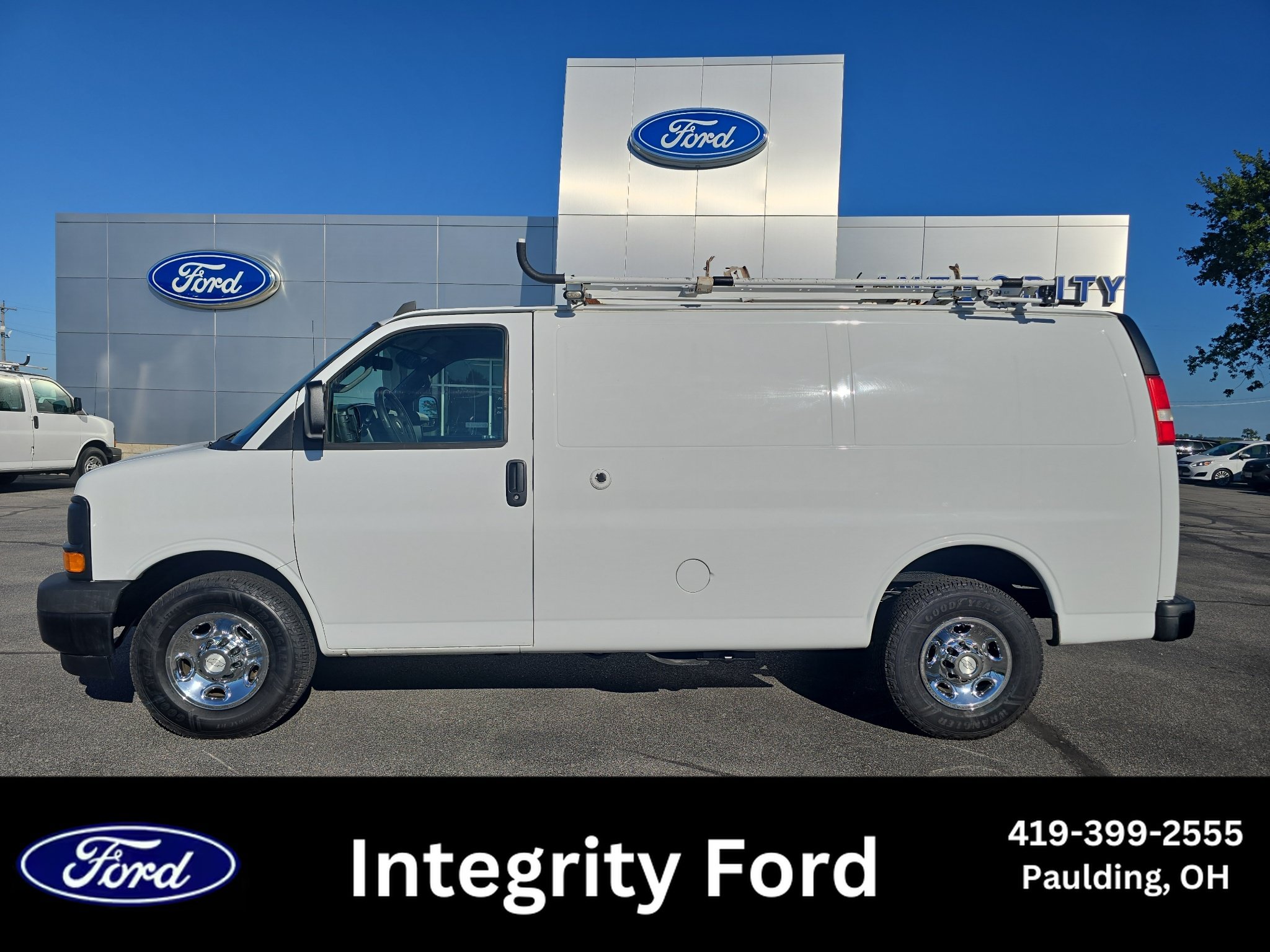 Used 2017 Chevrolet Express 2500 RWD image 1