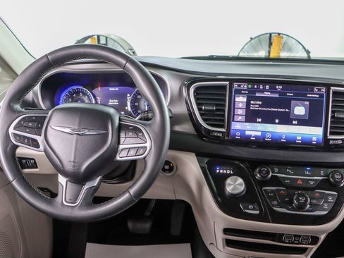 Used 2023 Chrysler Pacifica Touring-L image 17