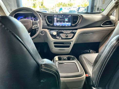 Used 2024 Chrysler Pacifica Touring-L image 21