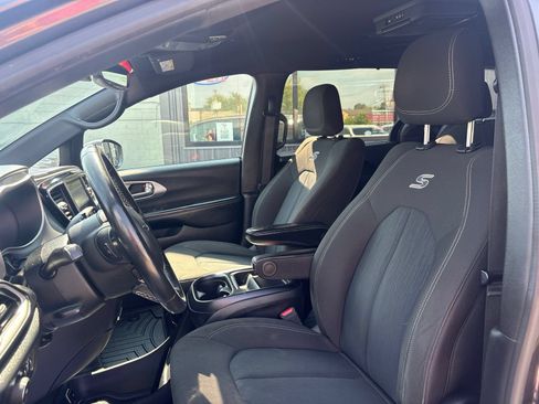 Used 2020 Chrysler Pacifica Touring w/ S Appearance Package FWD image 11